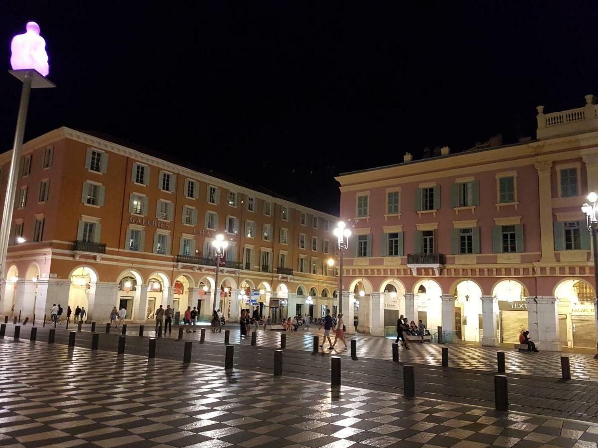 Les Palmiers A 700M De La Mer Nice Luaran gambar