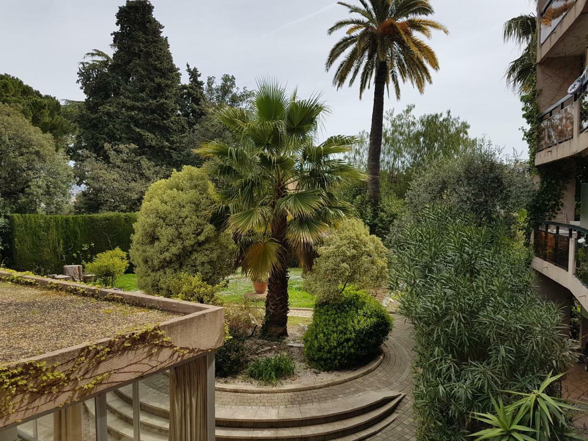 Les Palmiers A 700M De La Mer Nice Luaran gambar